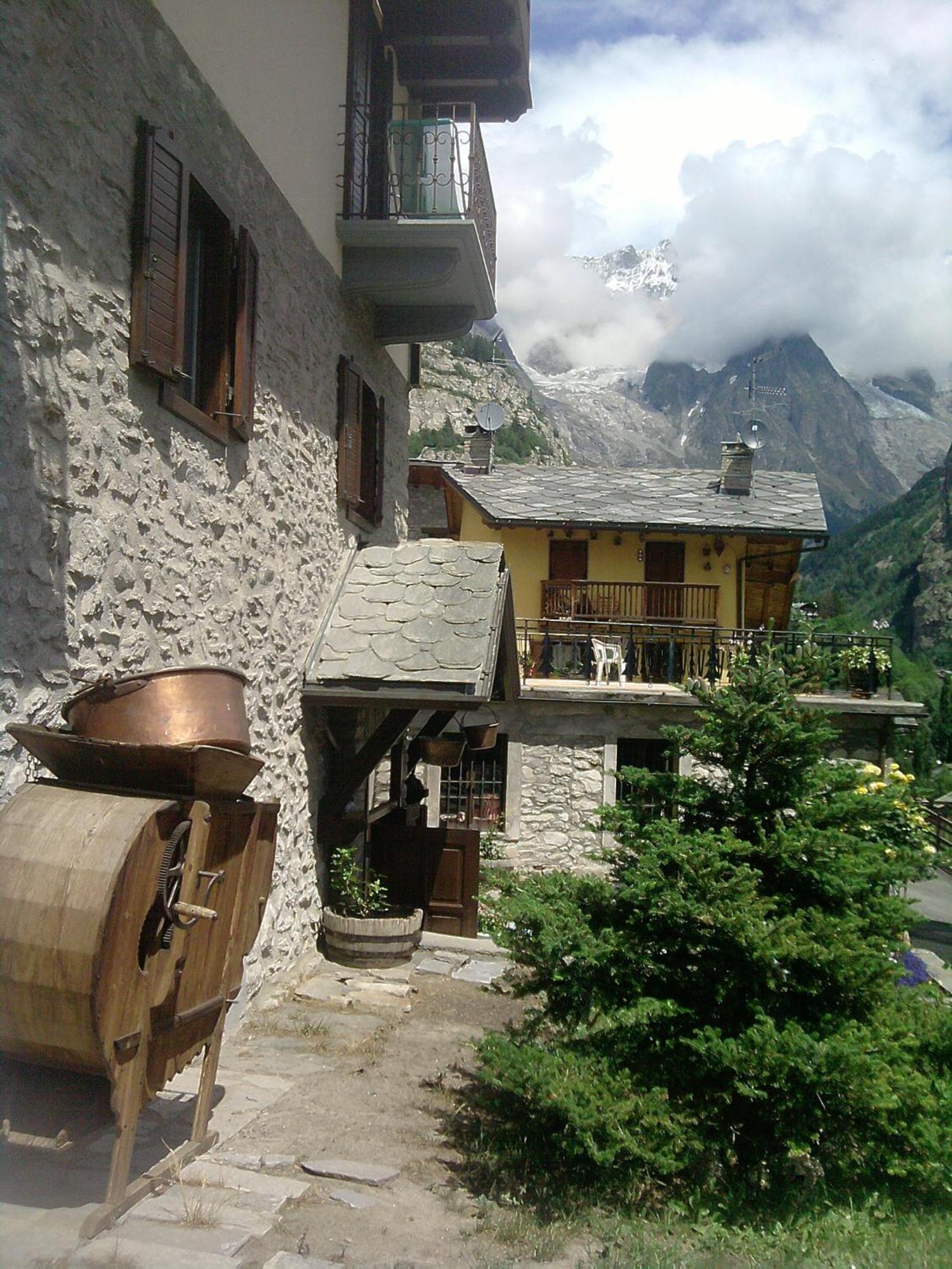 Hotel Ottoz Meuble Courmayeur Exterior foto